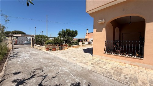 Villa a Pochi Passi, Completa di Tutti i Servizi. Buono Stato.